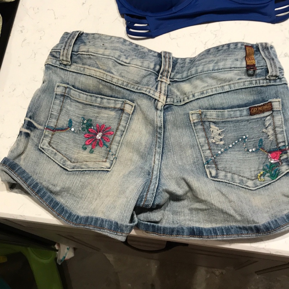 Shorts - Picture 2 of 6